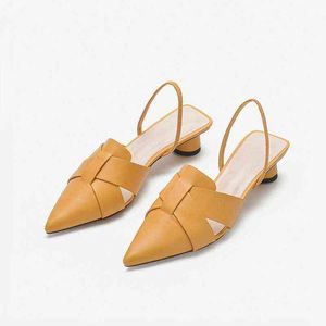 2020 nouveau printemps été bretelles croisées décoratif bout pointu épais talon moyen chaussures simples femmes sandales talons hauts G220527