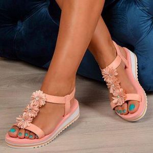 2020 New Summer Femmes Sandales Plates Plate-forme Sandales Dames Boucle Sangle En Plein Air Casual Chaussures De Plage Femmes Plus Taille Chaussures1