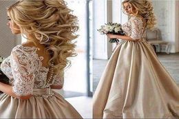 2020 Nouvelle coloration de dentelle vintage Robes de mariée à moitié manche couverte couverte pas cher Dubaï Arabe Bride Bridal Real PH1384724
