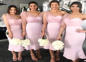 2020 NUEVO VINTAGE Sexy Pink Sorth Bridesmaid Dresses para bodas Un hombro Mermaid Tea Longin Satin Plus Tamaño formal Maid de HO7442937