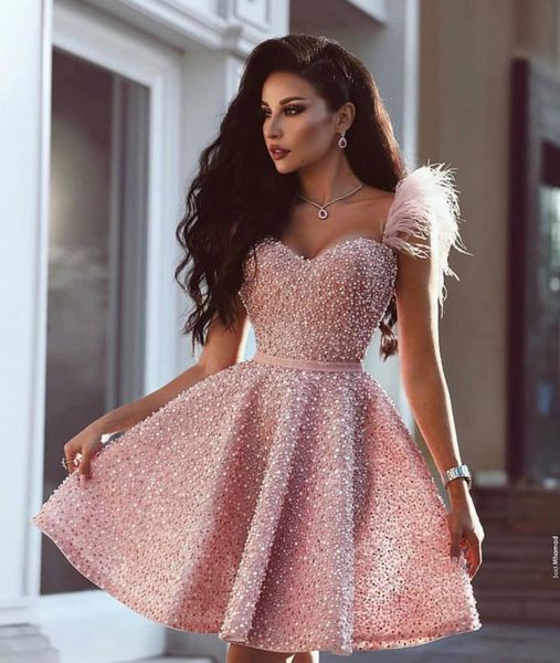 2020 Vestidos de noche rosados de una línea Un hombro Vestido de fiesta Perla Pluma Rhinestone Vestidos cortos para ocasiones especiales