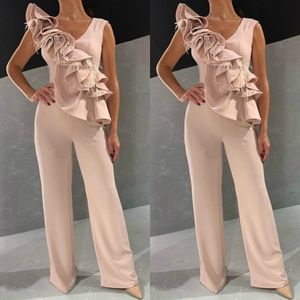 2020 roze jumpsuits prom jurken lange ruches veer v-hals Dubai Arabische beroemdheid avondjurken Goedkope Pantsuits Formele Pageant Jurk