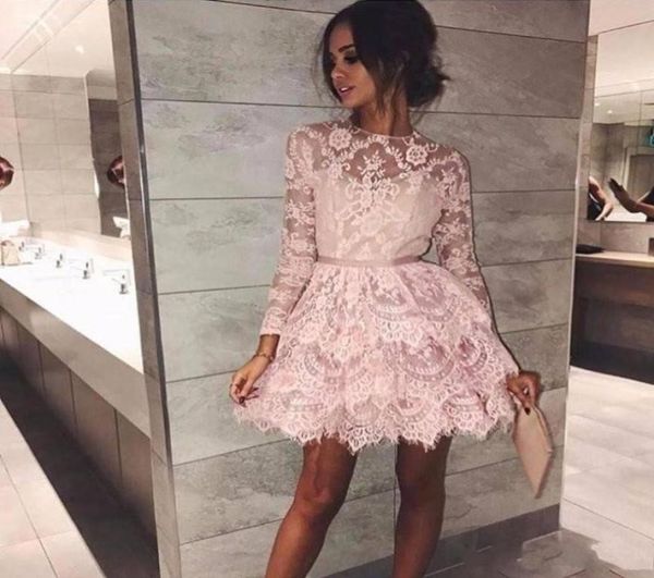 2020 Vestidos de fiesta cortos de encaje rosa de una línea, cuello transparente, manga larga, mini vestidos de fiesta de cóctel, vestido de graduación de octavo grado5744102