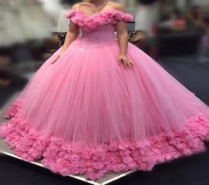 2020 Robes de robe de bal de quinceanera rose sur les manches de capuchon d'épaule en tulle avec des fleurs longues sweet 16 Puffy Cathedral Train Party 4846427