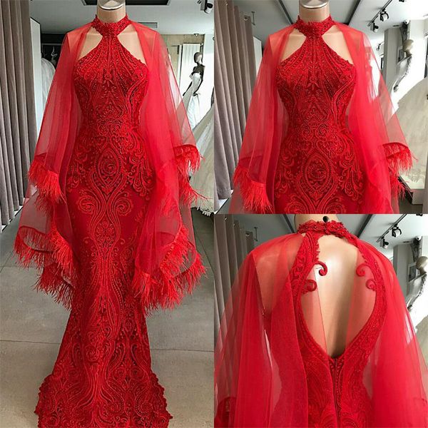 2020 Vestidos de noche rojos con capa envolvente Cuello alto Perlas de plumas Vestido de fiesta de sirena Tren de barrido Vestidos formales largos árabes