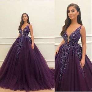 2020 Bling Violet Raisin Robe De Bal Robe De Bal V Cou Dentelle Appliques Cristal Perlé Sans Manches Balayage Train Soirée Quinceanera Robes De Soirée