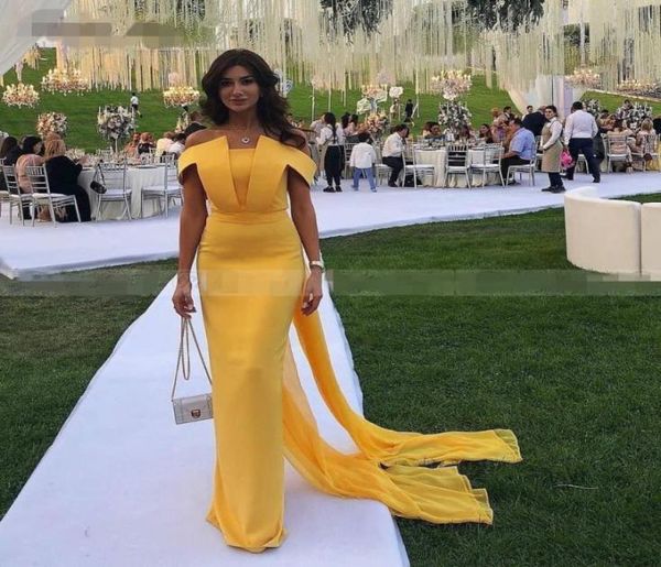 2020 vaina elegante sirena larga vestidos de noche de oro amarillo con tren fuera del hombro mujeres árabes vestidos formales de celebridades Dubai Pro5664026