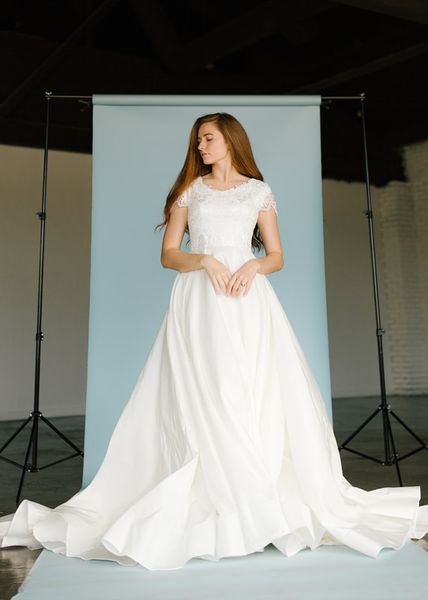 2020 Simple A-ligne Dentelle Robes De Mariée Modestes Avec Cap Manches Bijou Corset Dos Jupe En Satin Doux Simple Élégant Moderne Robes De Mariée Modestes