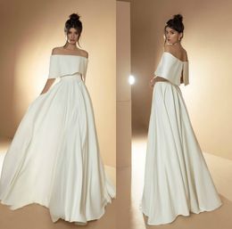 2020 eenvoudige genereuze a-lijn trouwjurken off-schouder mouwloze satijnen sweep trein bruiloft elegante jurk Custom Made Ruched bruidsjurk