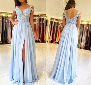 2020 Sky Blue Bruidsmeisje Jurken met Side Split Off The Shoulder Lace Applicaties Chiffon Wedding Guest Jurken Cheap Maid of Honorjurken