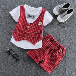 2020 Zomer Kinderen Baby Jongens Katoen Kleding Zuigeling Outfits Kid Gentleman Bowknot Tie T-shirt 2 stks / set Peuter Mode Kleding