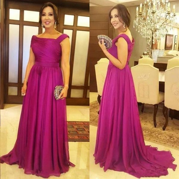 2020 Grand mère de la mariée robes de soirée asymétrique moderne Décolleté Une ligne de balayage train Fuchsia en mousseline de soie Invité de mariage Robes formelles