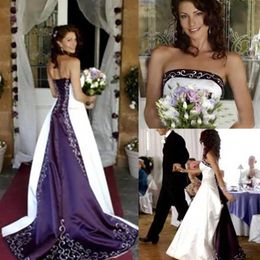 2020 Vintage Brautkleider in Weiß und Lila mit Stickerei, Spitze, A-Linie, trägerlos, Schnürung am Rücken, Kapellenschleppe, Brautkleider255n