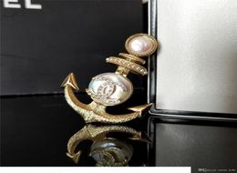 2020 Hiver chaud Nouveau annonce Classic Naval Sailboat Anchor Brooch Natural Baroque Pearl Material Retro High Quality Brooch F7384723