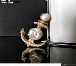 2020 Hiver chaud Nouveau annonce Classic Naval Sailboat Anchor Brooch Natural Baroque Pearl Material Retro High Quality Brooch F2763918