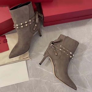 2020_Femmes Talons hauts 80mm Bottes en daim Rivets d'hiver pointus Escarpins en cuir véritable Paris Bottes Taille 35-41 Avec boîte