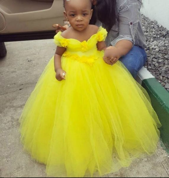 2020 Vestidos de niña de flores lindos amarillos Flores hechas a mano en 3D Fuera del hombro Vestido de novia de tul para niña Vestidos de desfile de comunión baratos Gows