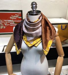 2021 90cm carré à la mode à la mode quart-saison écharpe en soie pour femmes écharpe lettre fleur style occidental chât de mode 9468736