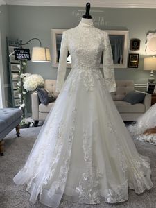 2021 Una línea de tul modesto vestidos de novia musulmanes Vestido de novia Mangas largas Apliques de encaje con lentejuelas Botones Volver Mujeres Vestido de boda formal