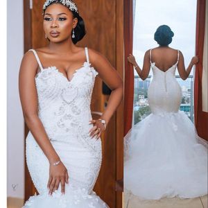 2021 African Plus Size Mermaid Trouwjurken Bruidsjurken Spaghetti Straps Sexy Open Back Crystal Beading Pearls Lace Handgemaakte Bloemen Robe de Mariee