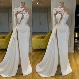 2021 Arabische Dubai Sexy Avondjurken Eén Schouder Kant Applicaties Bloemen Kralen Lange Mouwen Split Prom Dress Red Carpet Formele Partyjurken