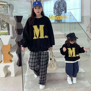 2021 Autumn Family Matching Clothes Pluche Trui Warm Sweats Mommy en Me Coat Parent-Child Outfit Matching Family Outfits H1115