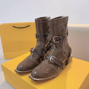 2021 Otoño Invierno Mujeres Botas de plataforma Diseñador de lujo Cremallera Bota Casual Zapatos altos Sexy Carta Moda Tacones bajos Zapato Charol con cinturón Calidad superior