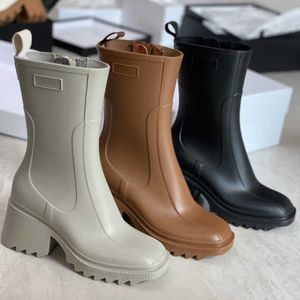 Laarzen dames Betty Boots Rain Boot Tall Welly Shoes Hoge Heel PVC Rubber Beeeled Platform kniehoge zwarte luxe waterdichte outdoor rainshoes met dikke zolen NO237