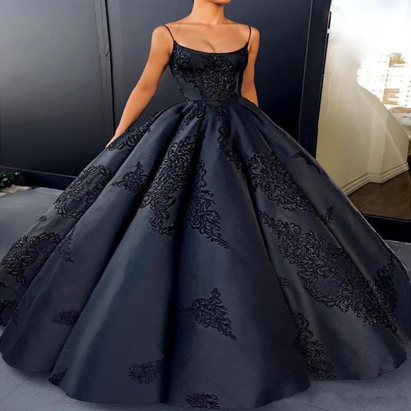 2021 Noir Bretelles Spaghetti Satin Robe De Bal Robe De Soirée Sans Manches En Dentelle Appliques Dos Nu De Bal Robes De Quinceanera Plus La Taille 211S