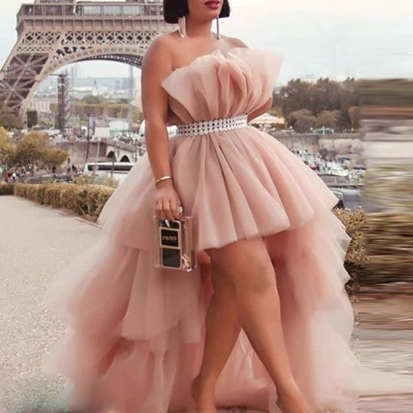 2023 Blush rose haut bas robes de soirée avec ceinture sans bretelles Tulle gonflé à plusieurs niveaux sur mesure grande taille robe de bal de Cocktail