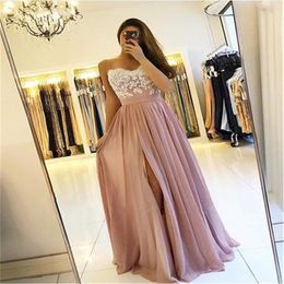2021 Blush Pink Vestidos largos de dama de honor Lado alto Split Spaghetti A-Line Apliques Gasa Vestido de invitados de boda Vestidos de fiesta de fiesta 288A