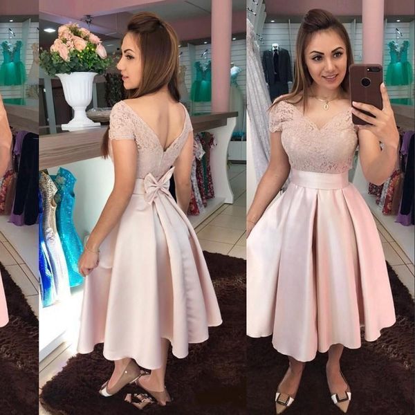 2021 Blush Pink Vintage Off Shoulder Prom Vestidos de cóctel Vestido de regreso a casa Cuello en V Mangas casquillo Pliegues de encaje Longitud del té Lazo de satén Fiesta formal Dulce 16 vestidos