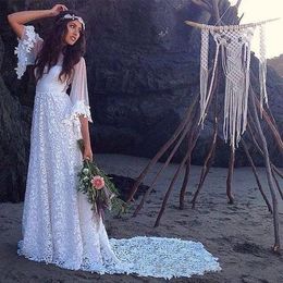 2021 Vestidos de novia de playa de encaje blanco bohemio Tren largo Estilo hippie País Boho Vestidos de novia de una línea Vestido de novia con manga larga 3/4