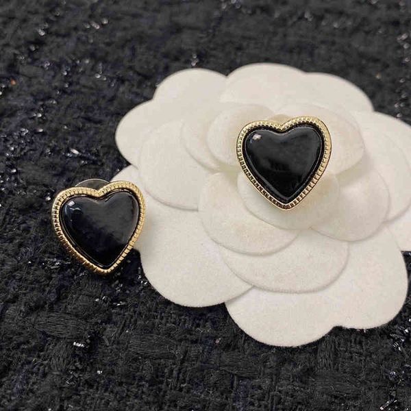 2021 Joya de resina de moda de marca Pendientes de oro negro de alta calidad Luxury lindo hermoso corazón hermoso