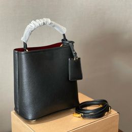 2021 marque sac seau de luxe noir P home panier diagonale sac sacs à bandoulière fourre-tout célèbre designer Triangle signe mini seau bags2687