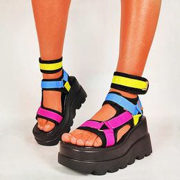 2021 nueva plataforma de mujeres de Doratasia Gladiator Ladies Colors mixtos zapatos Modos Mujeres Tacones altos Sandalias de verano T22 1BDD