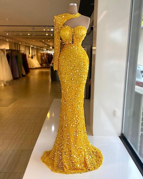 2021 Robes de soirée de luxe sexy jaune vif portent une épaule sirène licou une épaule pailletée dentelle cristal perles robe de soirée formelle robes de bal longueur de plancher grande taille