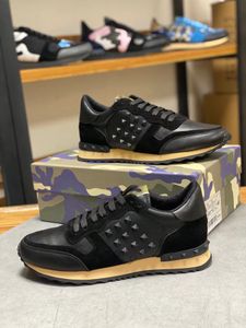 2021 Camouflage Sneaker casual schoenen Dames Heren Klinknagel Schoenen Studded Leather Flats Mesh Camo Suede Trainers premium rockrunner chaussures