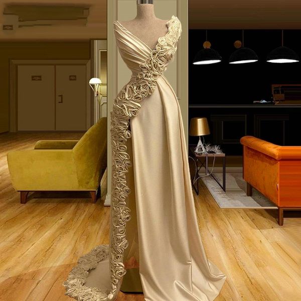 2021 Champagne Vestidos de noche florales Use Side Split Sin mangas Flores hechas a mano Una línea Vestido de fiesta Cuello en V Dubai Árabe Robe De Mari￩e