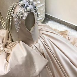 2021 Champagne Lace Pearls Satin Sin espalda Vestidos de niña de flores Moda Tul Elegante Lilttle Kids Cumpleaños Pageant Wedding Gowns239a