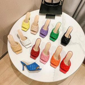 2021 Diseñador clásico Sandalias para mujer Color caramelo Zapatillas Tacones altos Sandalia de goma Zapatilla Zapatos de jalea Flip Flops Zapatos de playa al aire libre Botas Heatshoes
