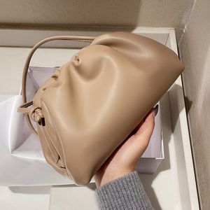 2021 Diseñadores Bolsos clásicos Forma de nube Imán Señoras Totes Bolsas de noche Embrague Mujeres Bolsas Bolsas de cuero genuino Chicas Bolso Monedero