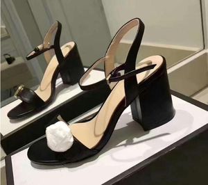 2021 Classic Metal Buckle Leather Sandale Designer Luxurys Womens Sandales High Heel Taille 35-40 avec boîte
