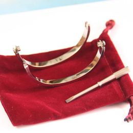 2021 Classic New Fashion jewelr Cuff 316L Bracelet en acier au titane Femmes Hommes Bijoux Bracelets Cadeaux Saint Valentin Avec Sac Rouge