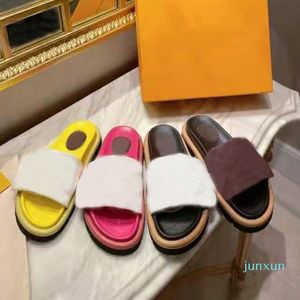 2021 Classic Summer Cartoon pantoufles mode lettre paresseux Velcro femmes chaussures plage flops plate-forme sexy Lady 100% sandales en cuir de vache souple