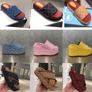 Zapatillas de playa Moda de mujer Zapatos de diseñador de fondo grueso Alfabeto de dibujos animados dama Sandalias de plataforma Cuñas de cuero Tacones carta Zapatilla de tacón alto Tamaño grande 35-42-43-44