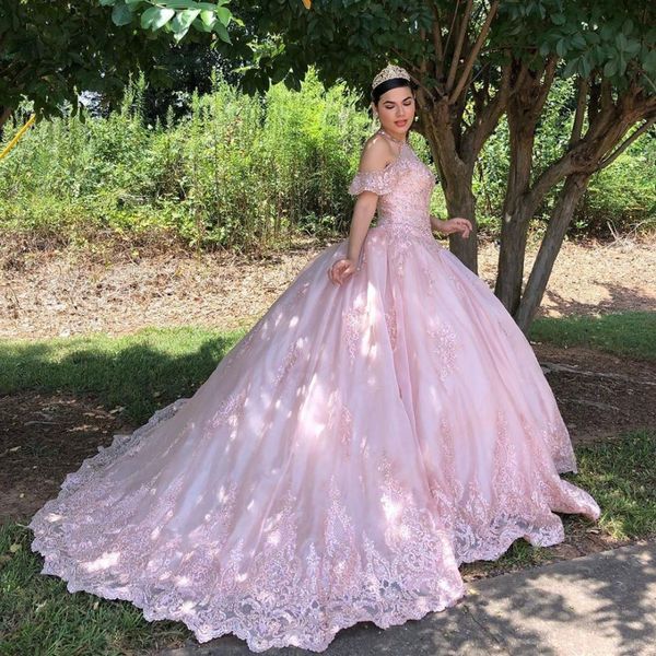 2021 Vestido de quinceañera con hombros descubiertos y hombros descubiertos Vestidos de fiesta baratos Apliques florales de encaje rosa Julieta con cuentas Corsé de manga corta Volver Dulce 15 Gir