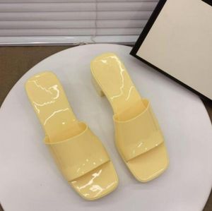 2021 collection pantoufles à talons en caoutchouc pour femmes plate-forme de gelée sandales de couleur jaune avec talon bloc bas taille euro 35-41