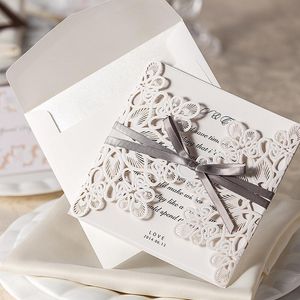 2021 Tarjeta de invitación de boda de encaje hueco personalizable con suministros Tarjetas imprimibles gratis Estampado de lámina Invitaciones de boda cortadas con láser