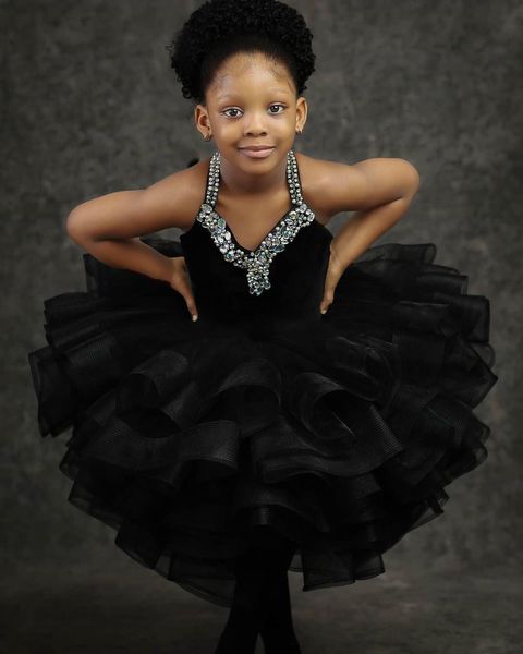 2021 Cute Black Princess Girls Vestidos del desfile Lazo de terciopelo Cuentas de cristal Niños Boda Vestido de niña de las flores Vestidos de comunión Volantes Escalonado Hasta la rodilla Criss Cross Back